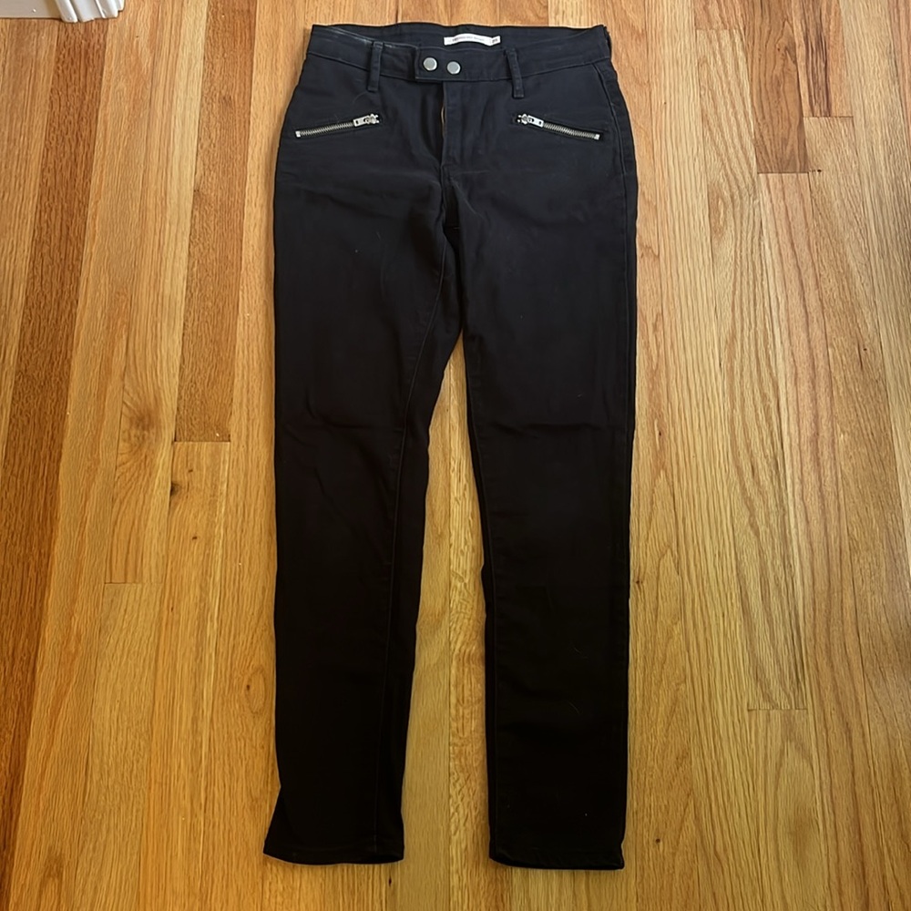 Black Levi’s, Zipper Details, Size 25